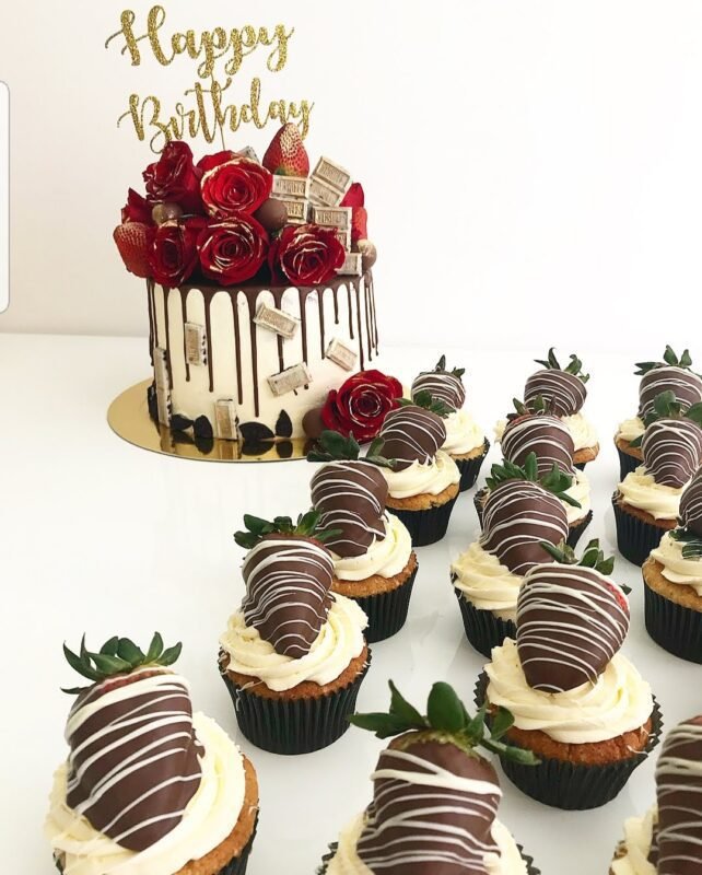 Roses r Red celebration cake