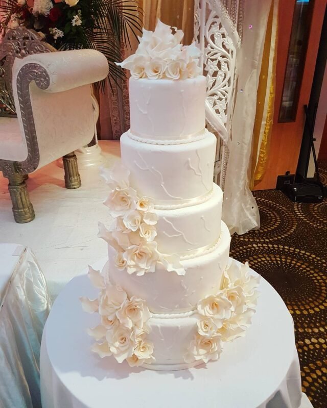 Ivory roses and lilies wedding cake