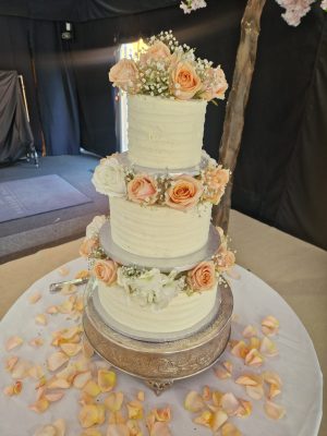 Peach and Wuite Buttercream Delight - £375 - Image 1